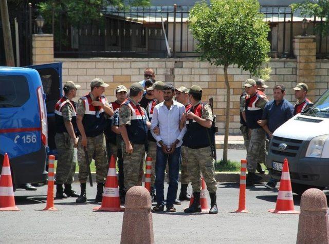 Sosyal Medyada Ter&ouml;r Propagandası Yapan 8 Zanlı Adliyeye &Ccedil;ıkarıldı 1