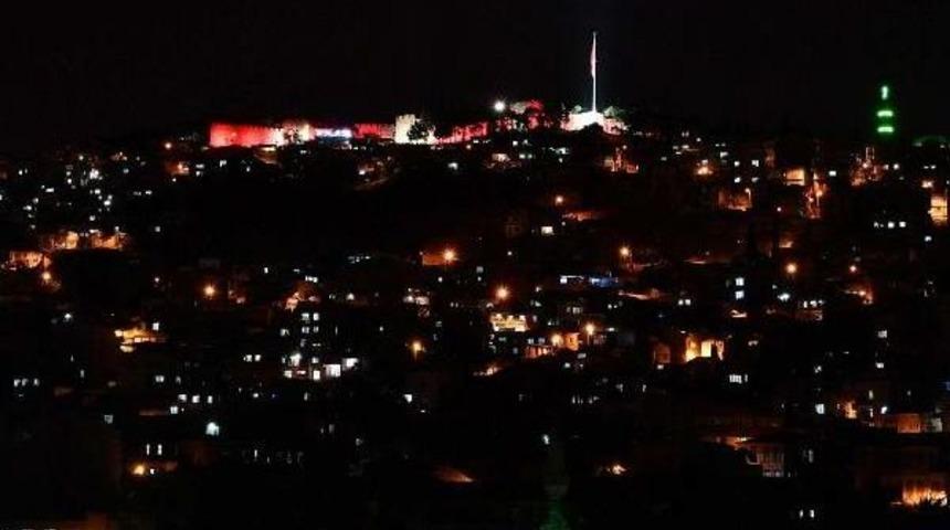 Kadifekale Geceleri De Parlıyor