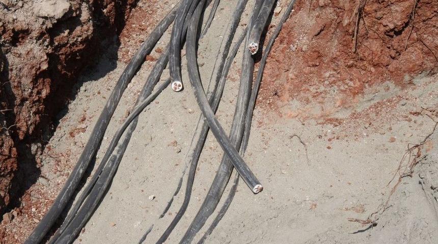 Montajı Yapılan Elektrik Kablolarını 24 Saat Ge&ccedil;meden &Ccedil;aldılar