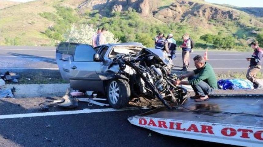 Otomobil Karşı Y&ouml;ne Ge&ccedil;ip Tır'la &Ccedil;arpıştı: 1 &Ouml;l&uuml;, 2 Yaralı