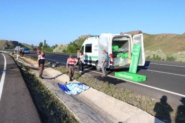 Otomobil Karşı Yöne Geçip Tır'la Çarpıştı: 1 Ölü, 2 Yaralı