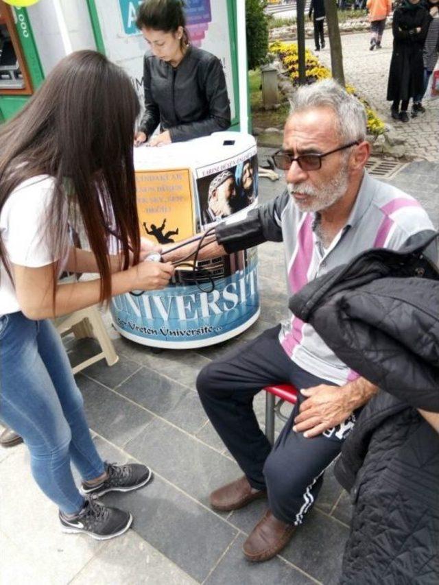 D&uuml;zce &Uuml;niversitesi &Ouml;ğrencileri 200 Yaşlıya Rehberlik Etti 1