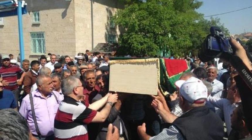 Hakkari'de Evinde &Ouml;l&uuml; Bulunan Gen&ccedil; Doktor, Toprağa Verildi