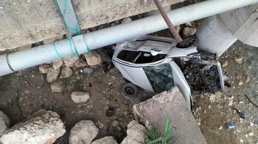 Otomobiliyle Dereye U&ccedil;an S&uuml;r&uuml;c&uuml; Yaralandı