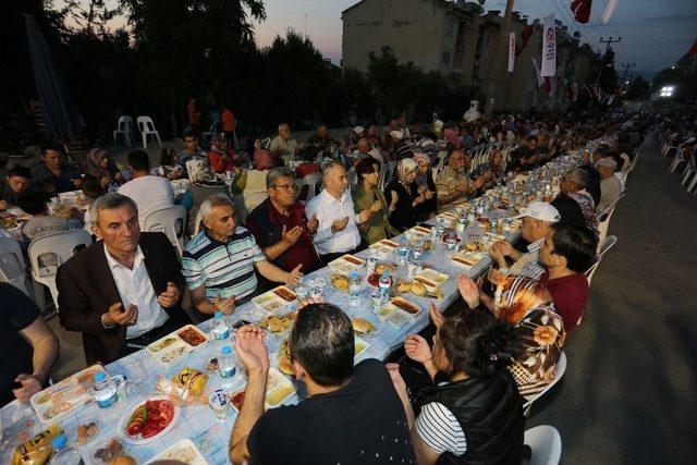 Büyükşehir Mehmet Akif Ersoy Mahallesi’nde İftar Sofrası Kurdu