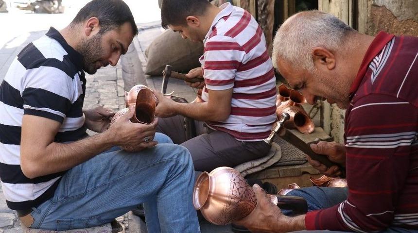 İnsan Boyundaki Bakır İbrik Alıcısını Bekliyor