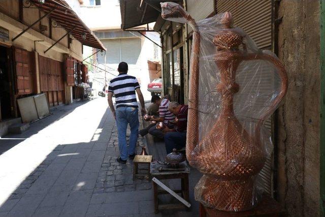 İnsan Boyundaki Bakır İbrik Alıcısını Bekliyor