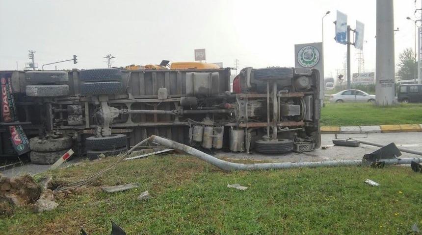 Yoğun Sis Zincirleme Kazaya Yol A&ccedil;tı