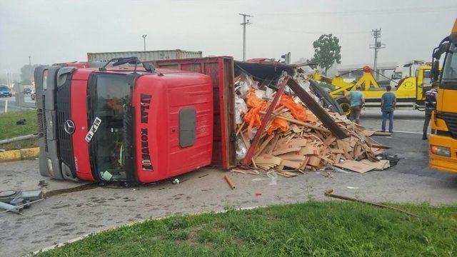 Yoğun Sis Zincirleme Kazaya Yol Açtı