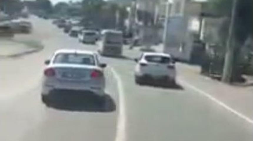 Trafik Magandası Ambulansa Yol Vermemek İ&ccedil;in Elinden Geleni Yaptı