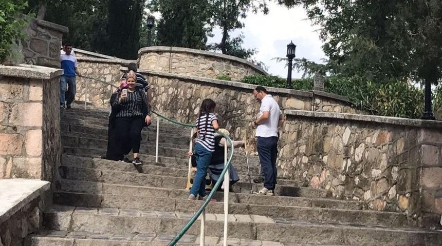 Şeyh Edebali T&uuml;rbesinin Ziyaret Etmek İ&ccedil;in &Ccedil;ekilen &Ccedil;ile