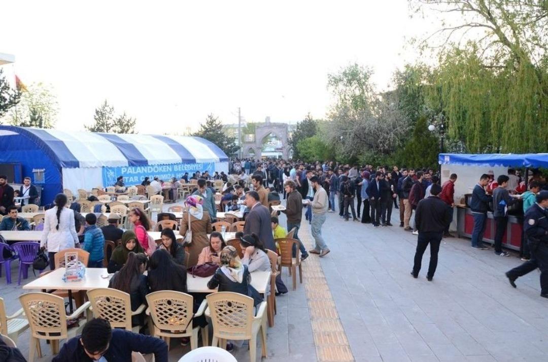 Paland&ouml;ken Belediyesi Her G&uuml;n 3 Bin Vatandaşa İftar Veriyor