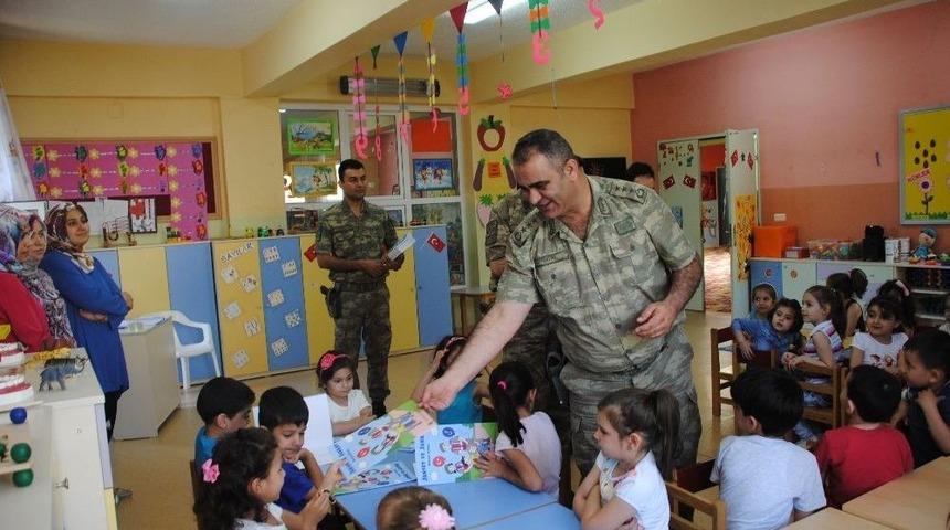 Jandarma Ana Sınıfı &Ouml;ğrencilerine Boyama Kitabı Dağıttı