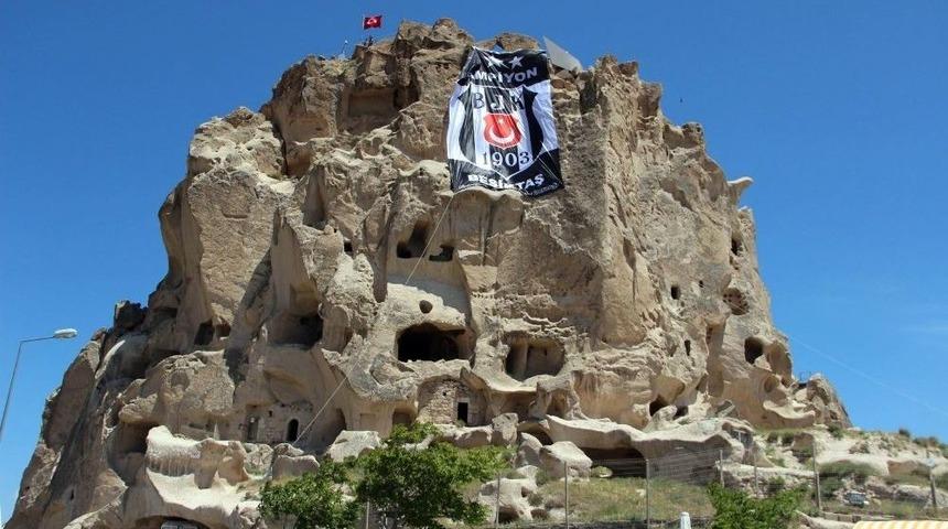 (&ouml;zel Haber) Beşiktaş Bayrağı D&uuml;nyanın En Y&uuml;ksek Peribacasına Asıldı