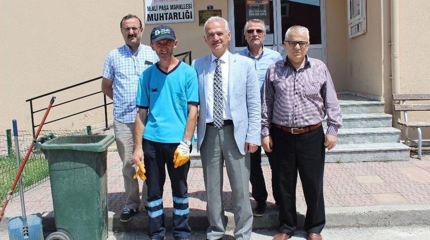 13 Yıldır Mahalleyi Temizleyen G&ouml;revliye B&uuml;y&uuml;k Jest