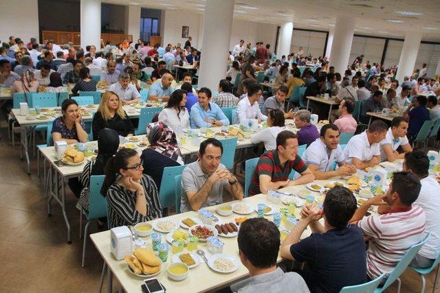 Üniversite Personeline İftar 1