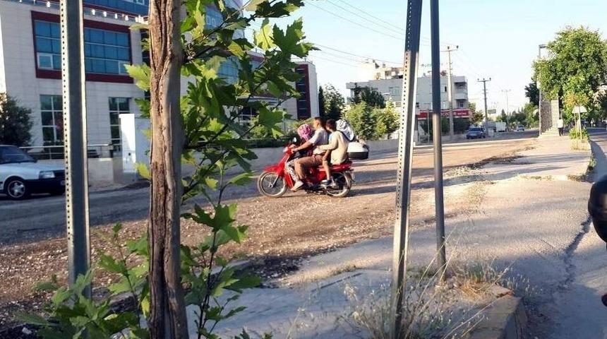 Bir Motosiklette D&ouml;rt Kişi