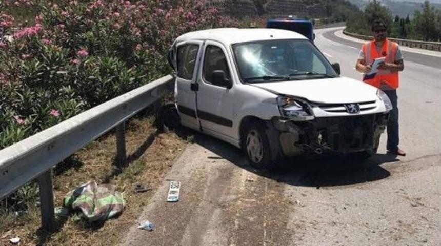 Payas&rsquo;ta Otomobil Bariyerlere &Ccedil;arptı; 5 Yaralı