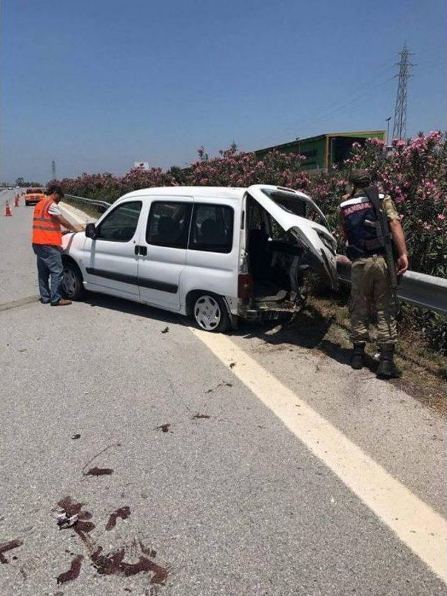 Payas&rsquo;ta Otomobil Bariyerlere &Ccedil;arptı; 5 Yaralı 1