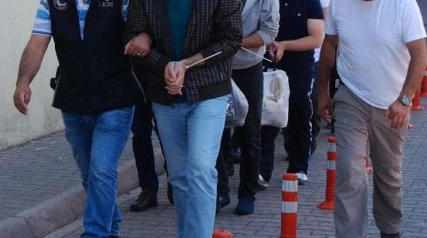 Fet&ouml;'den G&ouml;zaltına Alınan 8 Akademisyen Adliyeye G&ouml;nderildi