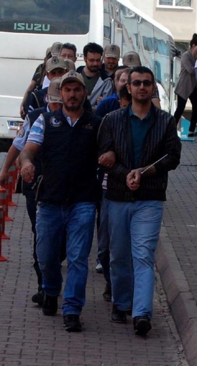 Fet&ouml; den G&ouml;zaltına Alınan 8 Akademisyen Adliyeye G&ouml;nderildi 1