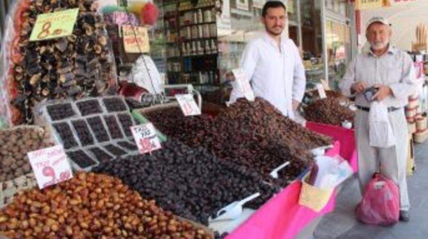 Ramazanın Vazge&ccedil;ilmesi Hurmaya Yoğun İlgi