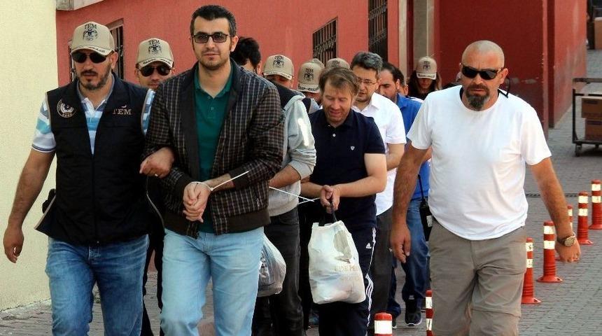 Fet&ouml;&rsquo;den G&ouml;zaltına Alınan 8 Akademisyen Adliyeye &Ccedil;ıkarıldı