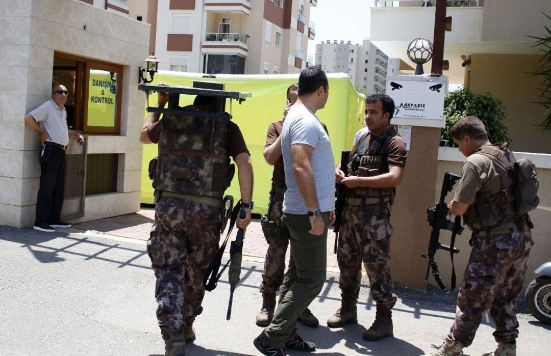 Antalya&rsquo;da Kendisini Eve Kapatan Şizofren Genci &Ouml;zel Harekat Ekipleri &Ccedil;ıkardı