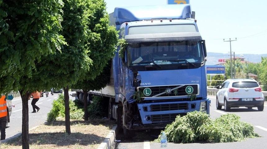 Tır, Hafif Ticari Araca &Ccedil;arptı: 3 Yaralı