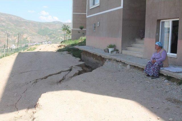 Bayburt’ta Çöken Yol Tehlike Saçıyor