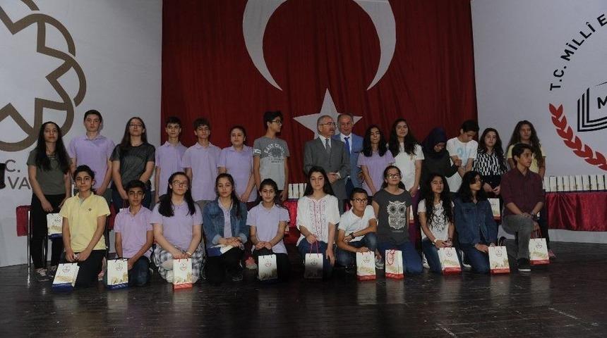 Mardin&rsquo;de Başarılı &Ouml;ğrencilere Altın Verildi