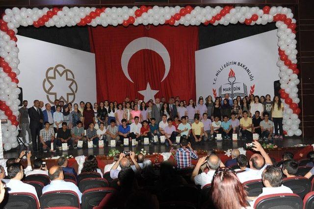 Mardin’de Başarılı Öğrencilere Altın Verildi