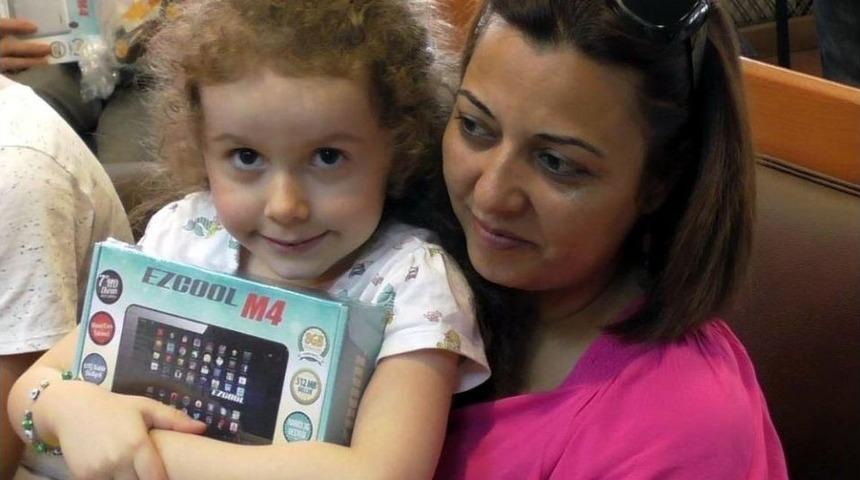 &Ccedil;evreci Minik Hediyesini Elinden Bırakmadı