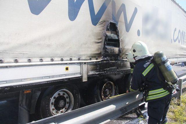 Lastiği Patlayan Tır Yanmaktan Son Anda Kurtarıldı