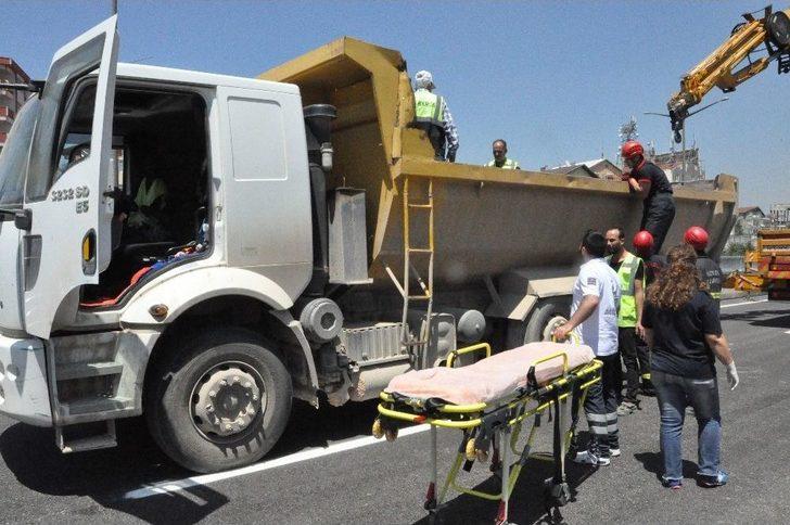 Kamyon Kasası İle Beton Bariyer Arasında Sıkıştı G3