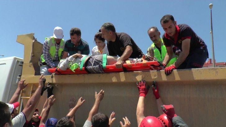 Kamyon Kasası İle Beton Bariyer Arasında Sıkıştı G4