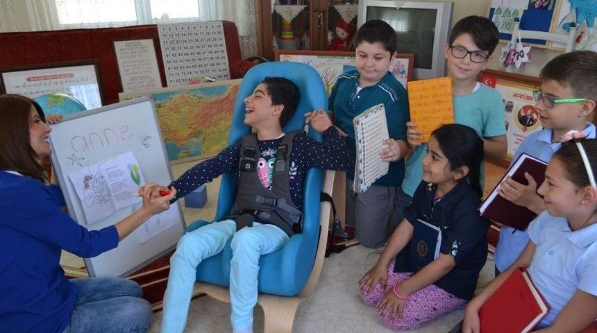 Okulu Bir Yıl Boyunca Engelli &Ouml;ğrencinin Ayağına Taşıdı