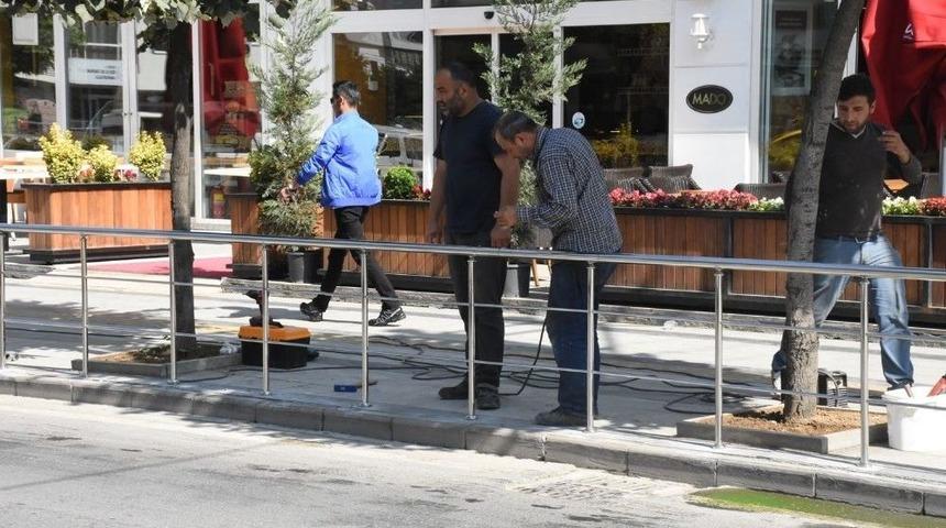 Hastane Caddesinde De Yaya Korkulukları Yapıldı