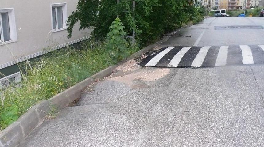 Su Basmasına Neden Olan Yolda &Ccedil;alışma Yapıldı