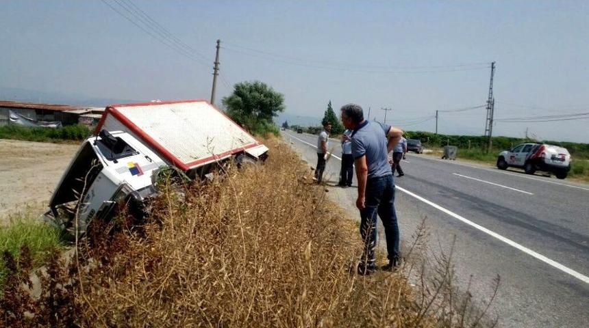 S&ouml;ke&rsquo;de Yoldan &Ccedil;ıkan Kamyonet Yan Yattı
