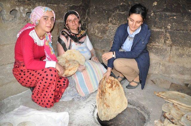 Kaymakam &Ouml;zkan&rsquo;dan Dar Gelirli Ailelere Gıda Paketi 1