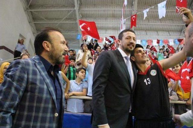 İzmit'te Öğrencilere 10 Bin Basketbol Topu Dağıtıldı