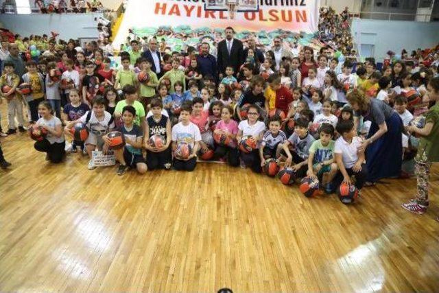 İzmit'te Öğrencilere 10 Bin Basketbol Topu Dağıtıldı