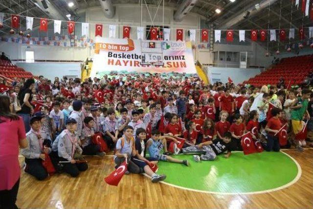 İzmit'te Öğrencilere 10 Bin Basketbol Topu Dağıtıldı