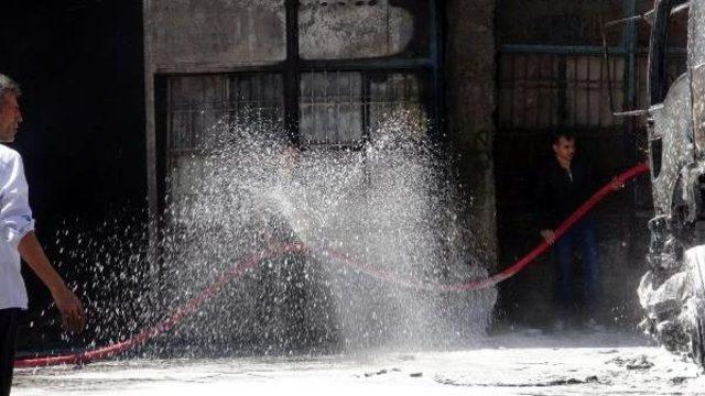 Mardin'de Akaryakıt Tankerinde Patlama: 2 Yaralı