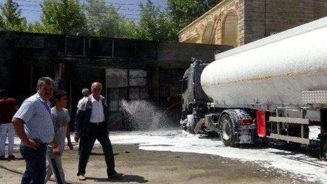 Mardin'de Akaryakıt Tankerinde Patlama: 2 Yaralı