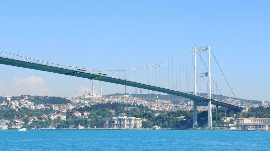 15 Temmuz Şehitler K&ouml;pr&uuml;s&uuml;&rsquo;ne G&ouml;ztepe Bayrağı Asıldı