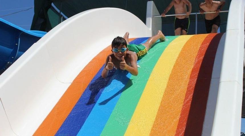 Vatandaşlar Ramazan Ayında Havuzlarda Serinlemeye &Ccedil;alışıyor