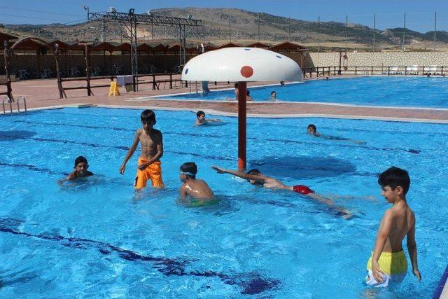 Vatandaşlar Ramazan Ayında Havuzlarda Serinlemeye &Ccedil;alışıyor 1