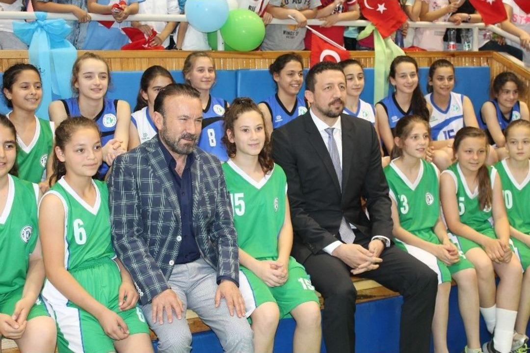 Hidayet T&uuml;rkoğlu &Ccedil;ocuklara Basketbol Topu Dağıttı